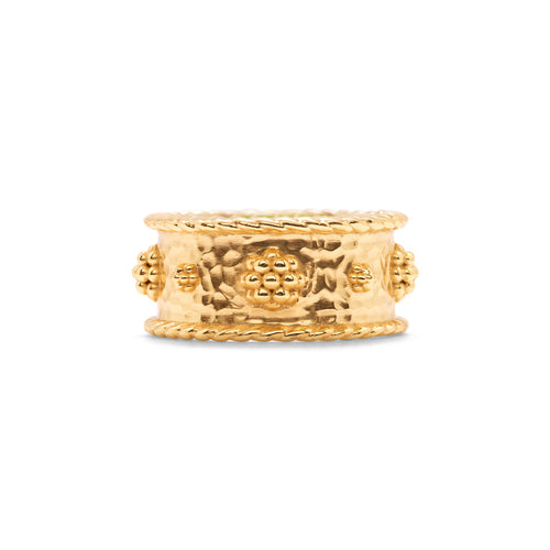 A striking ring in gleaming gold embellished with beautiful berries and a twisting trim to wear while penning novels, typing emails or giving your bestie a high-five. Equally lovely dressed up or dressed down, in a ring stack or on its own.