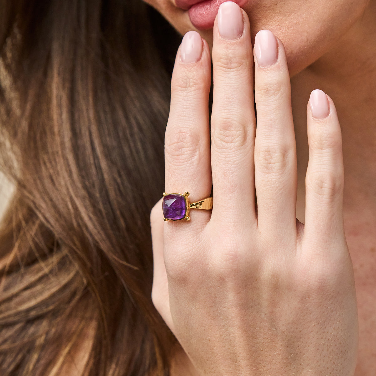 Mystic Eye Gem Ring - Amethyst close up 