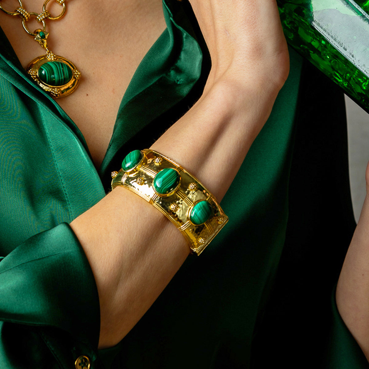Cleopatra Grande Hinged Bangle - Malachite Close Up